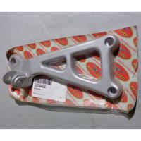 Držák stupačky spolujezdce pravý MOTO GUZZI V11 Sport/Mandello 1100